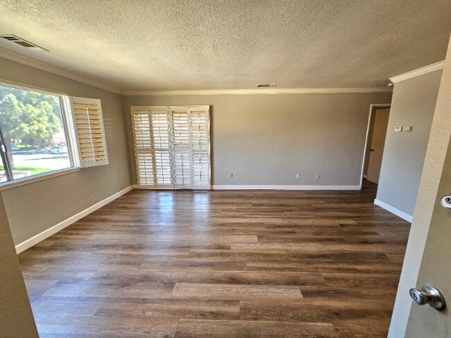Foto del edificio - 468 Cherry Ln
