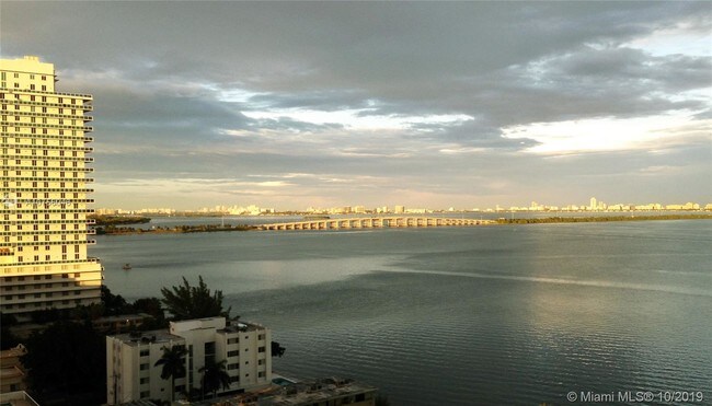 Foto del edificio - 615 NE 22nd St