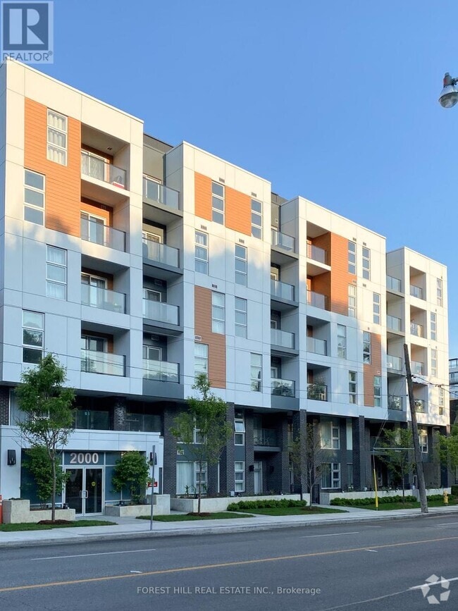 Building Photo - 2000-2000 Bathurst St