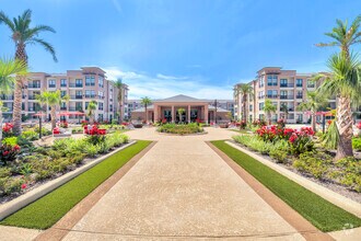 Building Photo - San Palmas