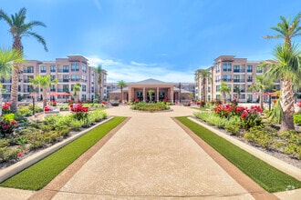 Building Photo - San Palmas