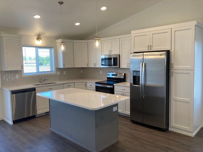 Building Photo - 4 Bed 3 Bath Single Family Home