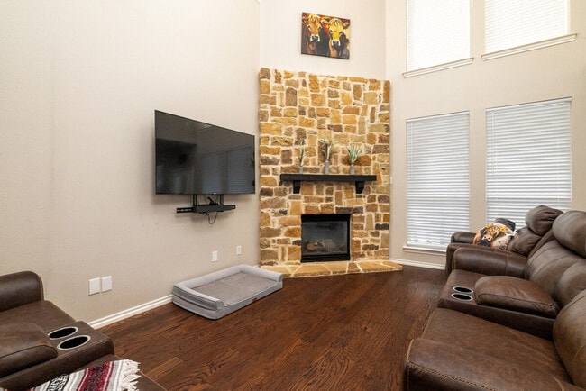 Building Photo - 8733 Shadow Trace Dr