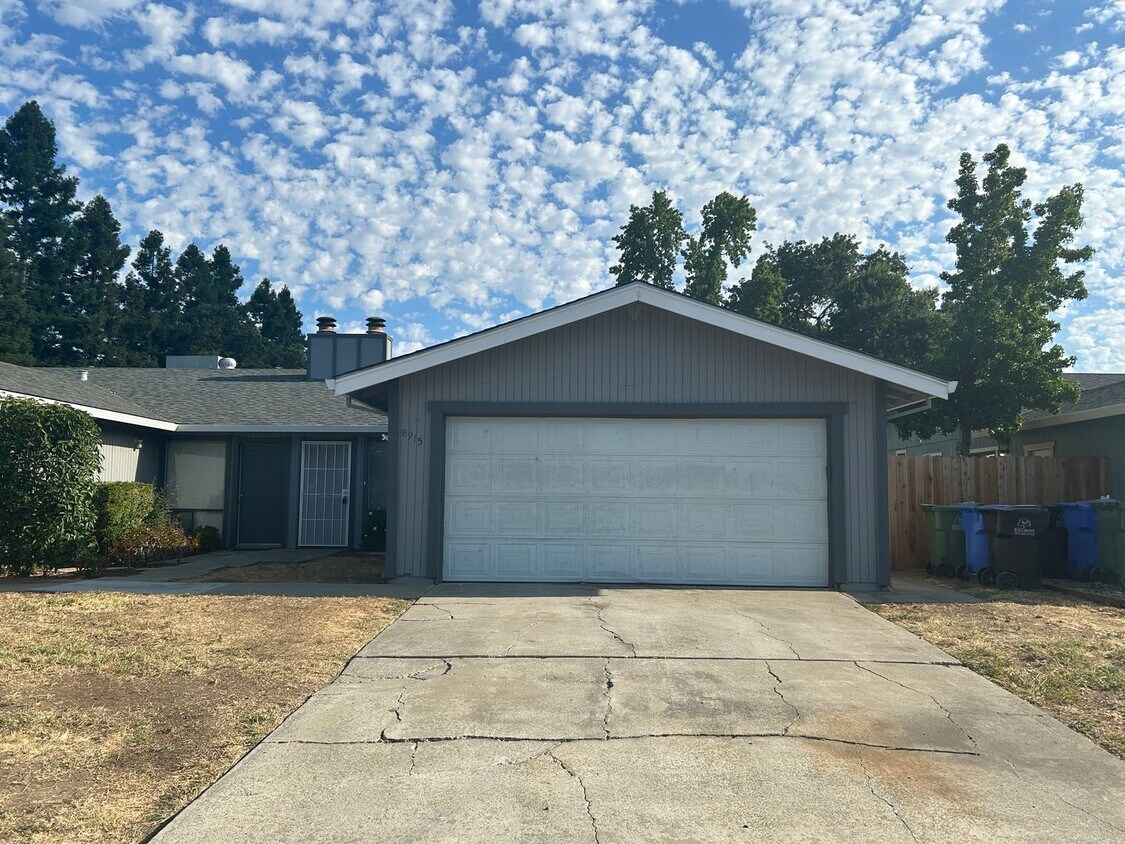 Primary Photo - Cozy 3 Bedroom Duplex