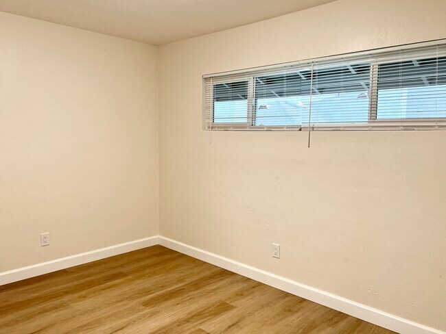 Foto del edificio - 2BD 1BA Apt Next to USD - Spacious Upstairs Unit, Pet Friendly, 1 Parking Space, No Carpet, Onsit...