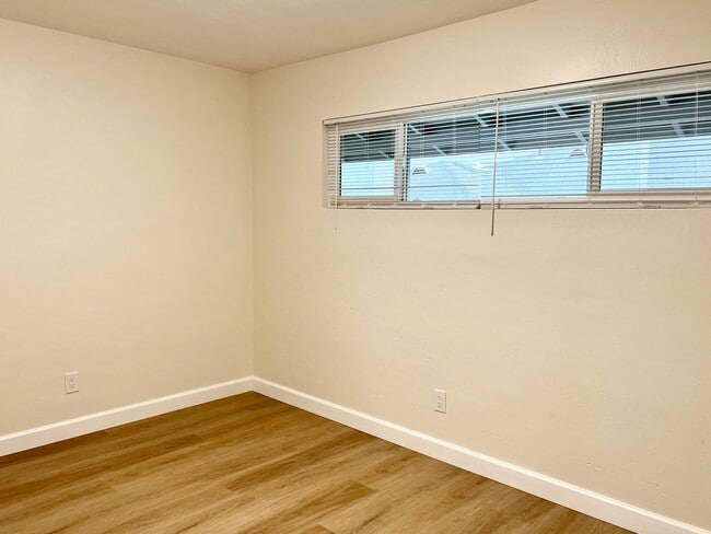 Foto del edificio - 2BD 1BA Apt Next to USD - Spacious Upstairs Unit, Pet Friendly, 1 Parking Space, No Carpet