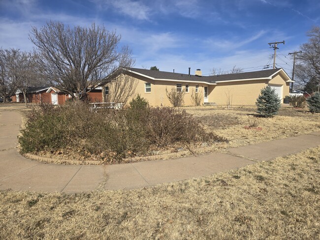 Building Photo - 1004 W Yucca Ave