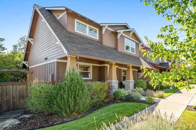 Building Photo - 2742 NE Great Horned Place