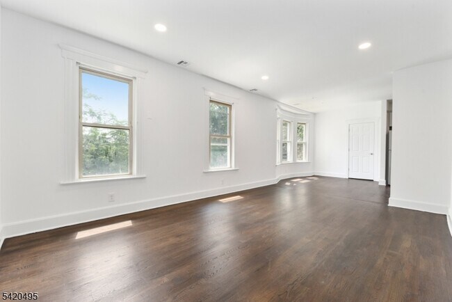 Foto del edificio - 67 Dunnell Rd