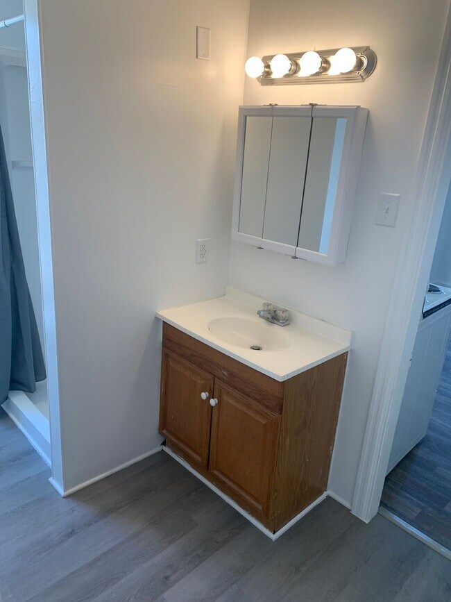 Building Photo - 2nd Floor Apt. on the Avenues-Parking York...