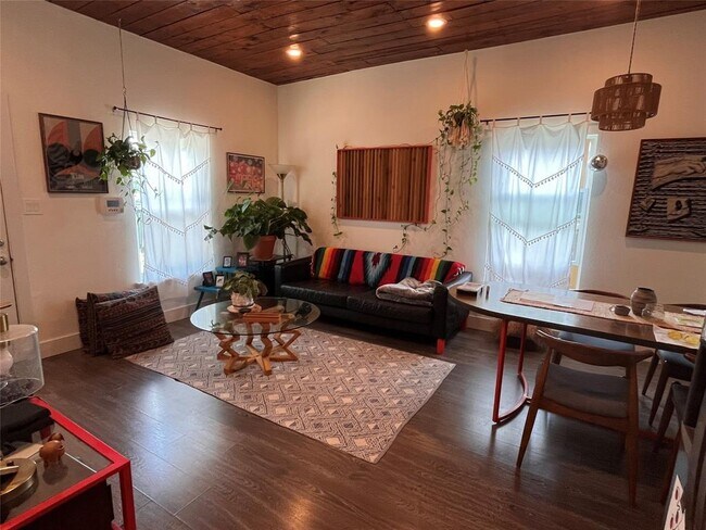Foto del edificio - 6311 Felix Ave