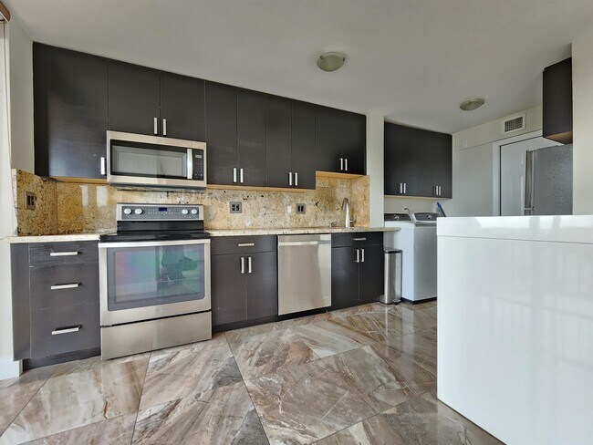 Foto del edificio - 3400 Blue Lake Dr