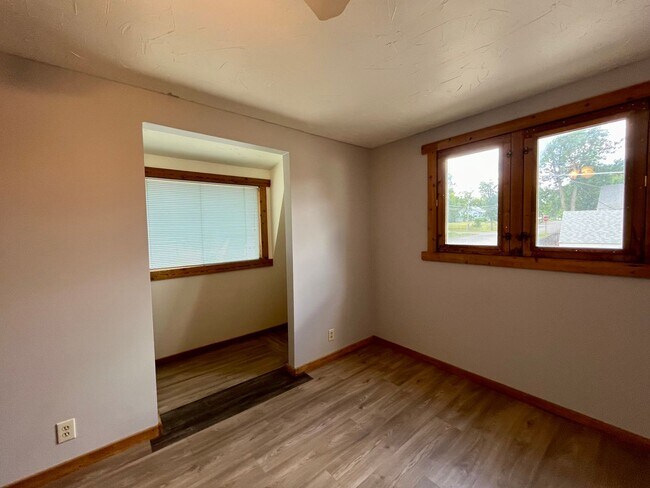 Building Photo - Charming 3-Story Home with Modern Amenities - Pet Friendly!