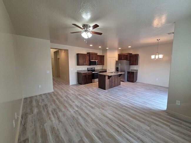 Foto del edificio - Large 4 Br - like new under $2k!