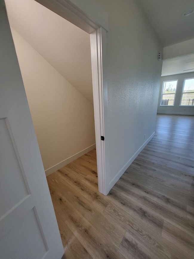 Foto del edificio - Beautiful Newly Built 3 Bedroom 2.5 Bath Townhome In Sweetgrass!!!!!