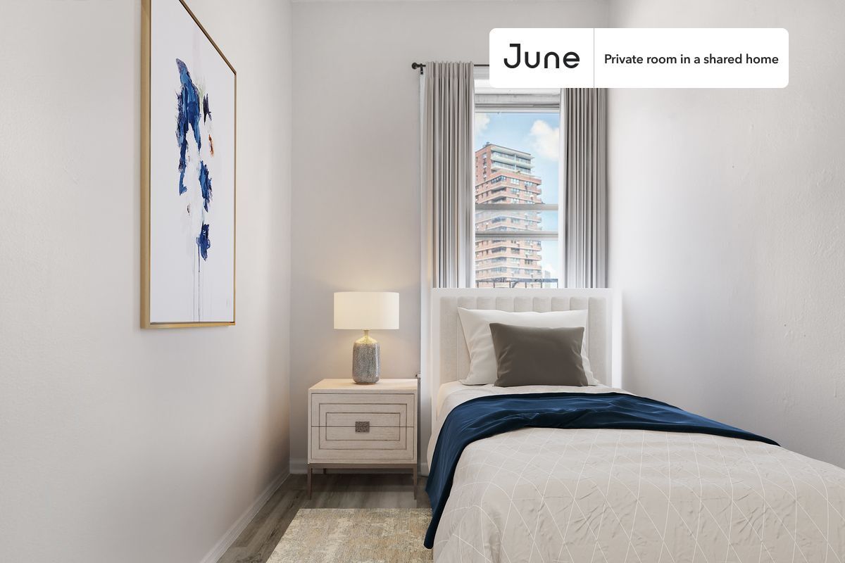 Foto principal - Private bedroom in 3 bed/1 bath Home