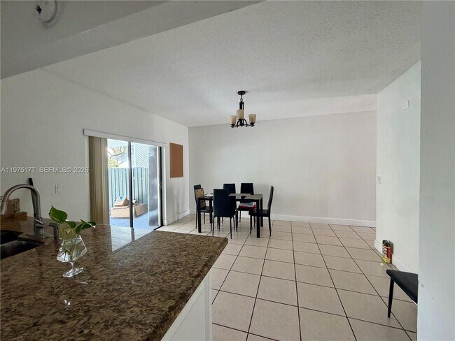 Foto del edificio - 8556 NW 8th St