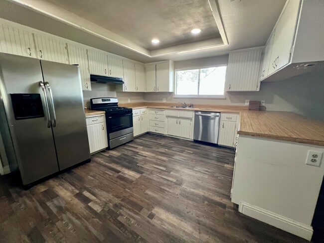 Foto del edificio - 13608 S Academy Ave