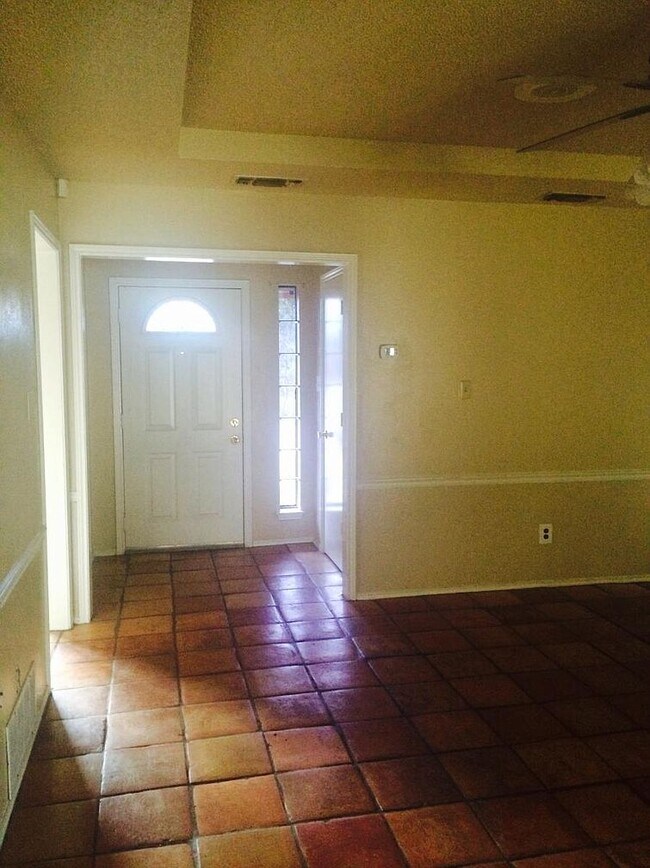 Building Photo - 315 S Walnut Creek Dr