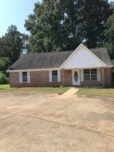 Building Photo - 1006 Creekside Pl