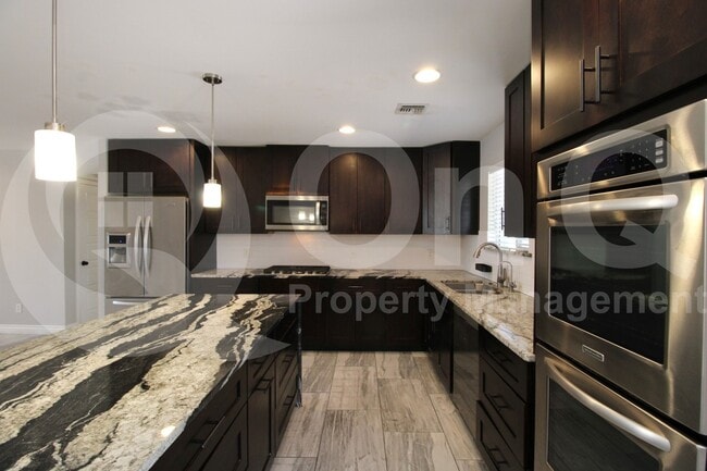 Building Photo - 1653 E Bishop Dr