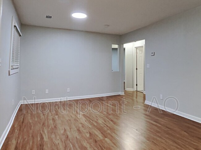 Foto del edificio - 2430 Clarissa Dr NW