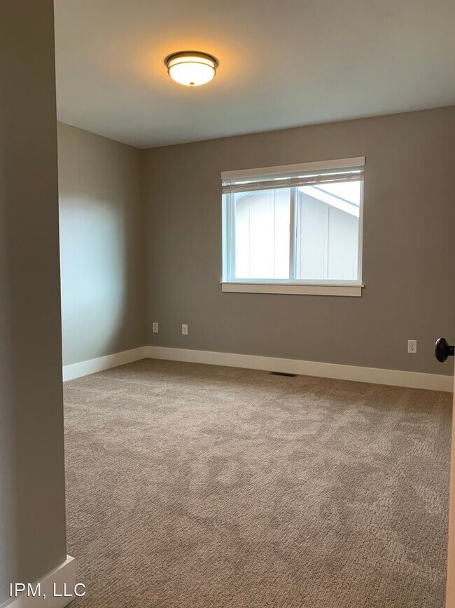 Building Photo - 3 br, 2.5 bath House - 572 N Laurel Parkway