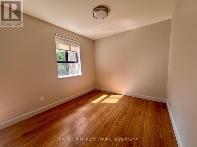 Building Photo - 1020 Pembridge Crescent