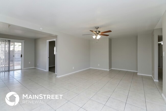 Building Photo - 2210 E Claire Dr