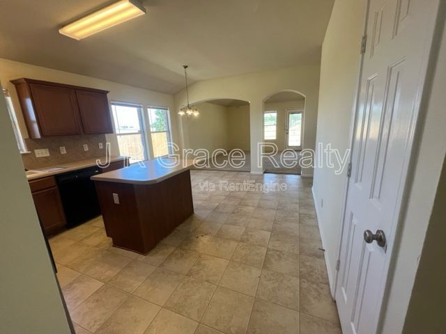 Foto del edificio - 6401 Serena Ln