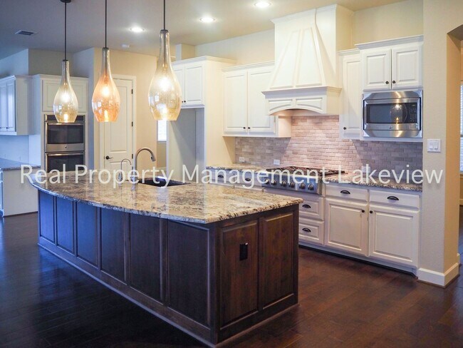 Building Photo - 400 Sunflower Ave