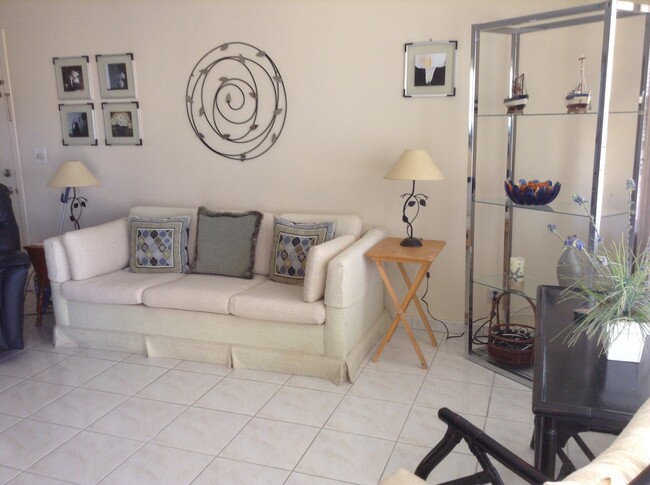 Living room - 355 Lake Frances Dr