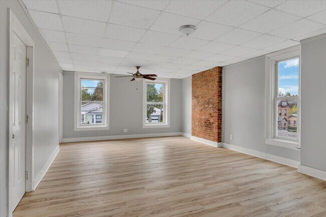 Foto del edificio - "Spacious 3-Bedroom Gem at 57 1/2 Saratoga...