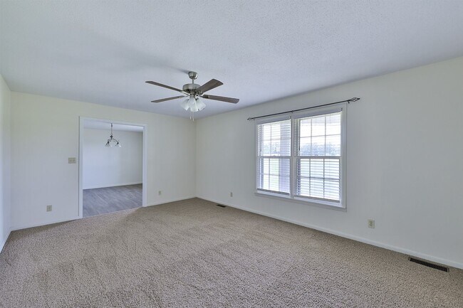 Foto del edificio - 4 BD, 2 BA Charming Brick Home in Dresden!