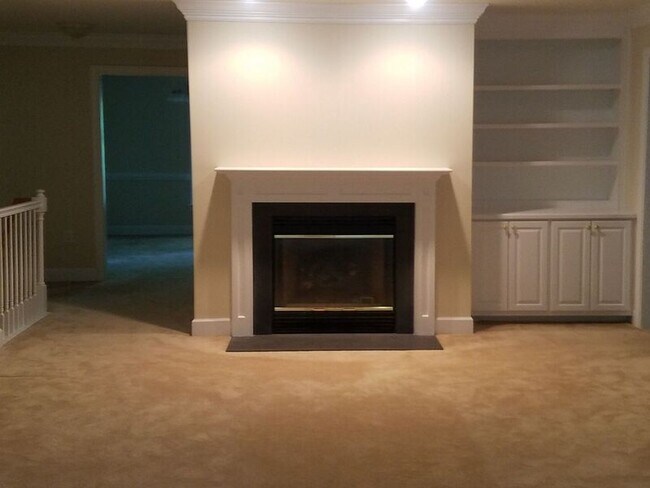 Building Photo - 221 Woodmere Dr