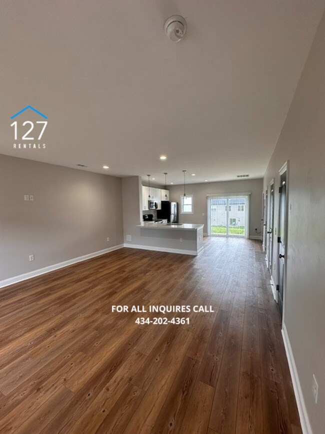 Building Photo - Modern 3-Bedroom Townhome in the Heart of ...