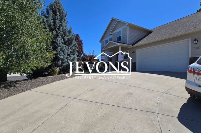 Building Photo - Coming soon! 3 Bed / 2.5 Bath Single-Family Home in West Yakima