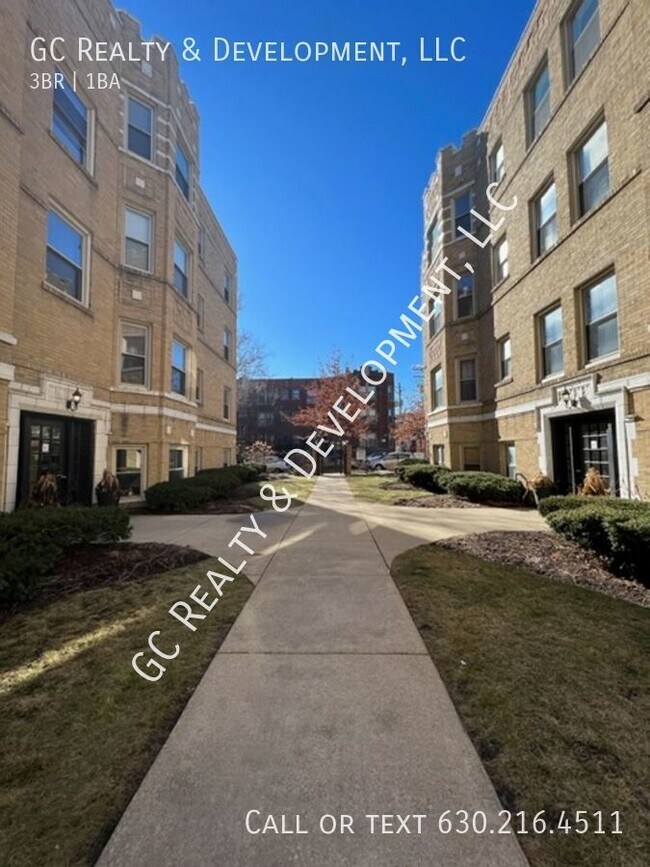Building Photo - ***CHARMING ROGERS PARK LOCATION / 3 BDRM ...