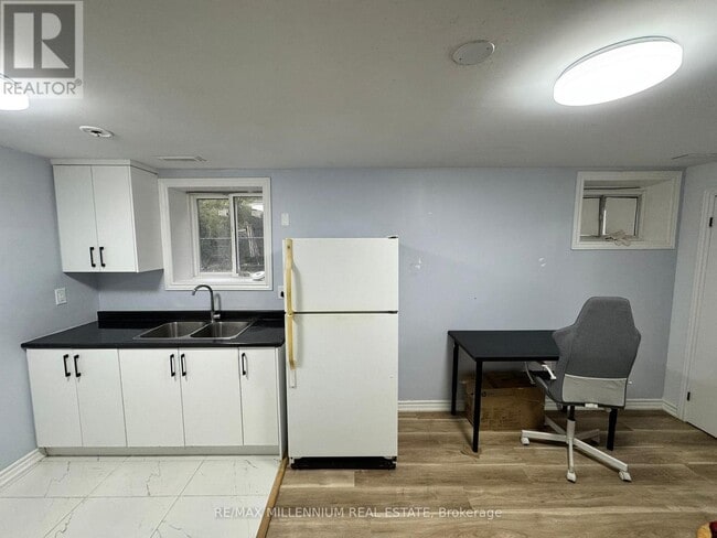 Building Photo - 28 Bramhall Ct
