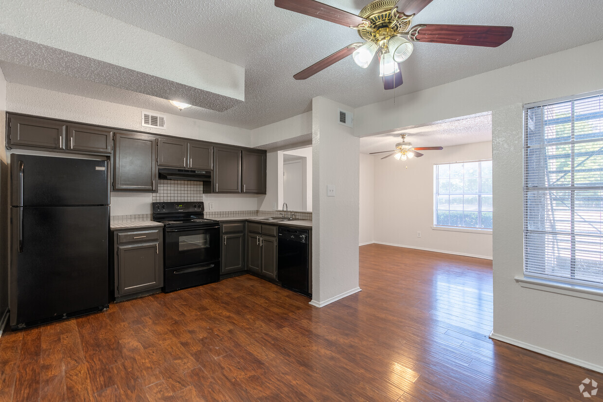 2BR, 1BA - 733SF - Kitchen - Parkside Apartments