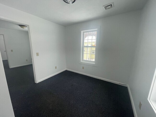 Foto del edificio - 2-Bedroom Apartment with Skylights in Adams, MA