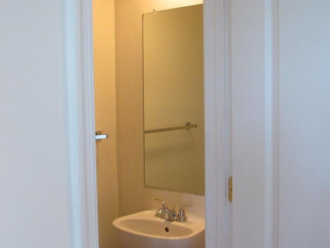Foto del edificio - 2 Bedroom Townhome with 1.5 bath Ready for...