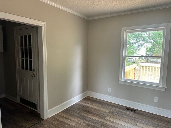 Building Photo - RENTAL HOME 3BD/1.5BTH