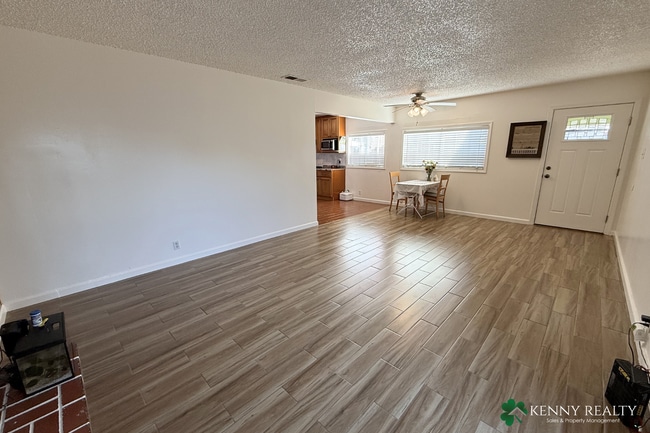 Foto del edificio - 3-Bedroom, 1-Bathroom Home with Large Yard & Garage in South San Francisco