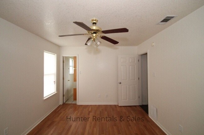 Foto del edificio - 4301 Thunder Creek Dr