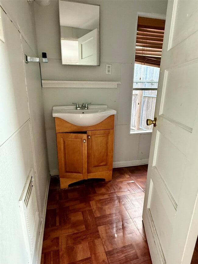 Building Photo - 1526 Yale St