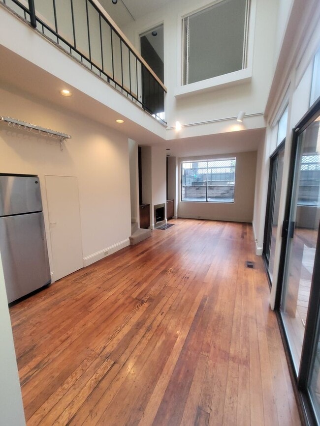 Building Photo - 2BR/1.5BA Loft w/ Garage Parking in Conven...