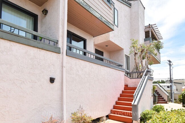 Building Photo - Renovated 2 Bedroom, 2.5 Bath Townhome