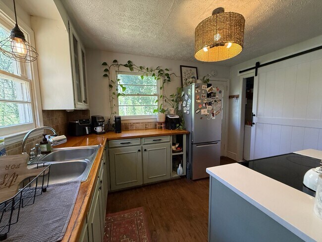 Building Photo - Cozy Two-Bedroom Furnished Bungalow