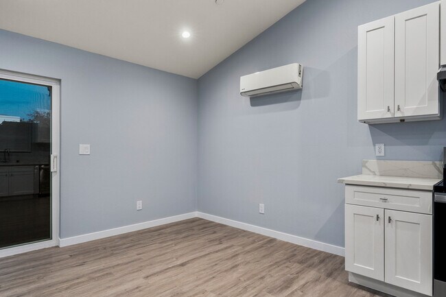 Foto del edificio - 331-335 N Olive St